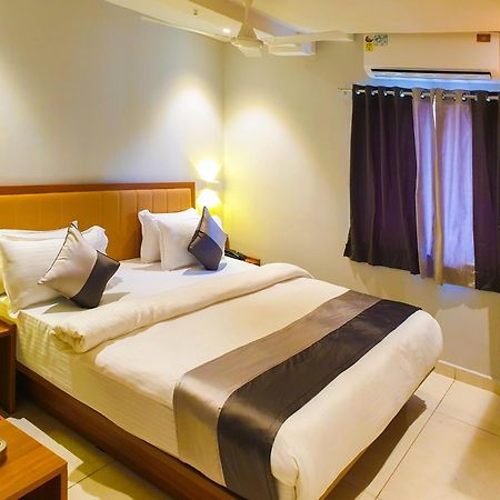 Hotel Nova Star Rajkot Esterno foto