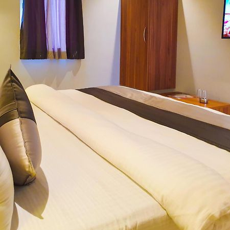 Hotel Nova Star Rajkot Esterno foto