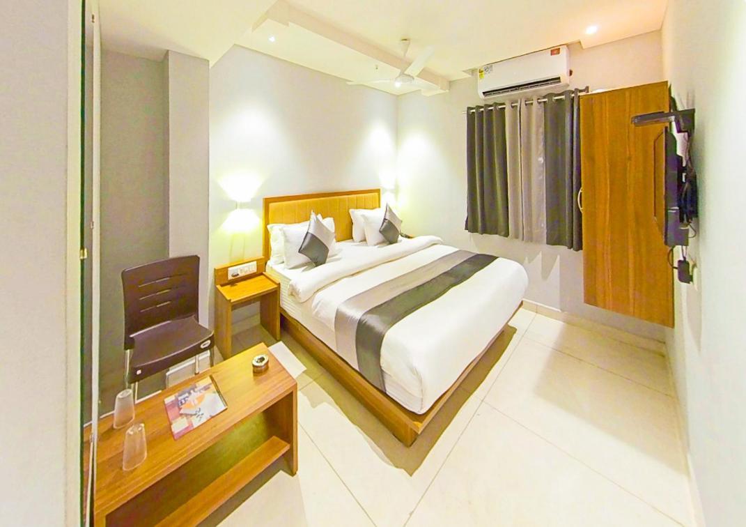 Hotel Nova Star Rajkot Esterno foto