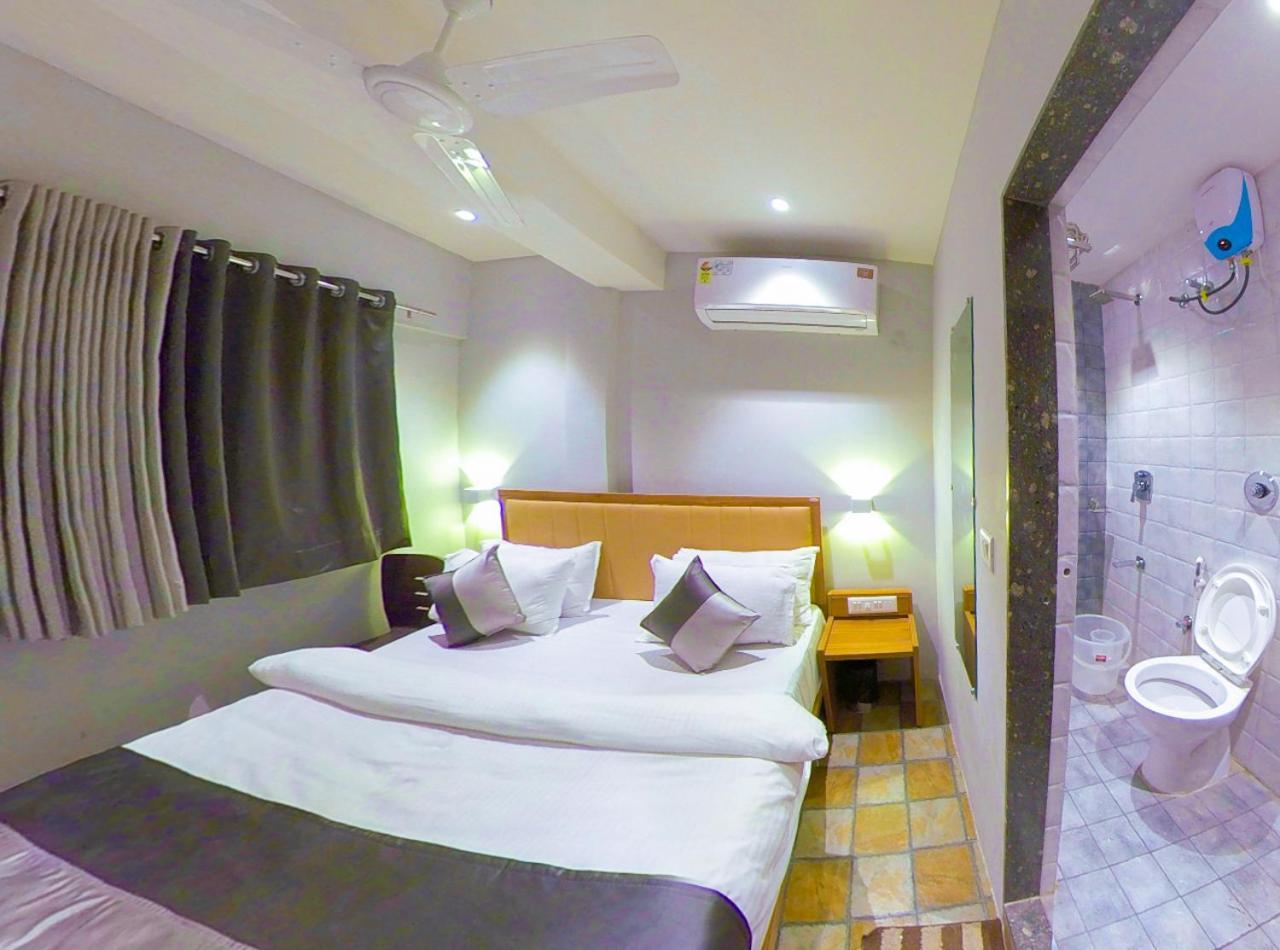 Hotel Nova Star Rajkot Esterno foto