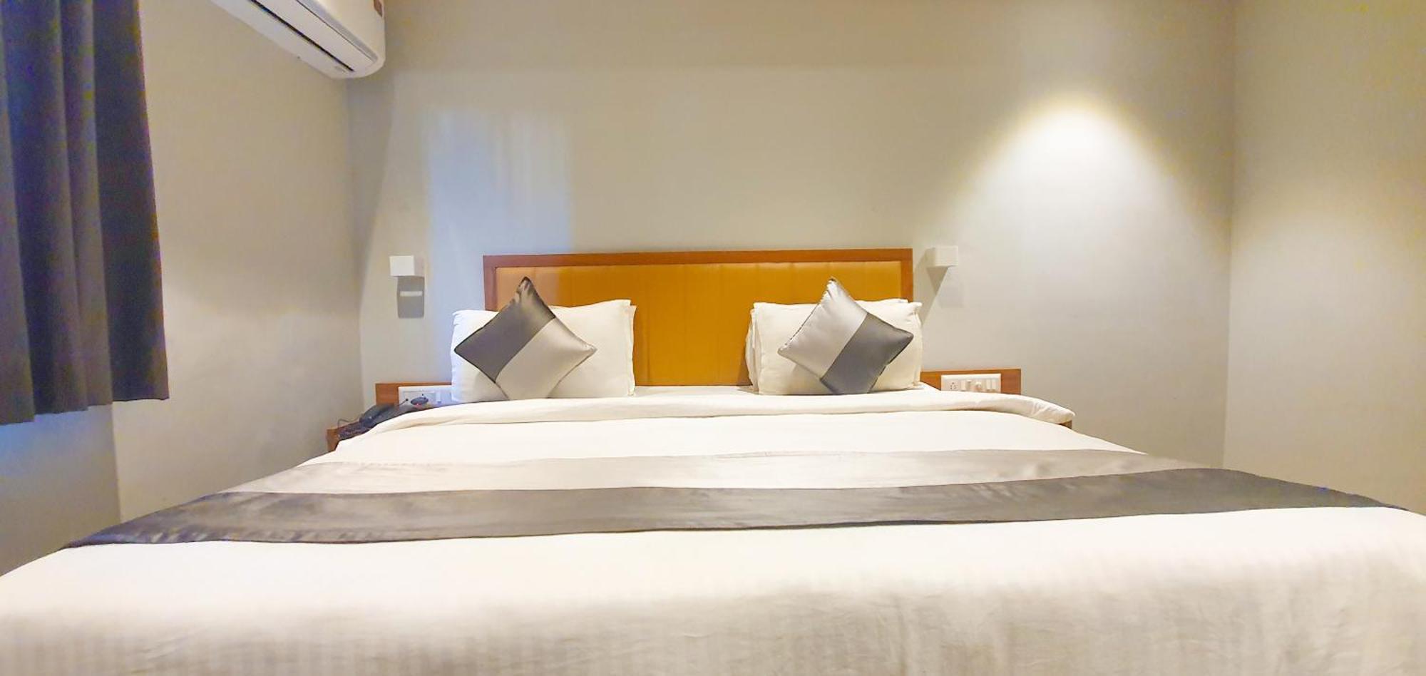 Hotel Nova Star Rajkot Esterno foto
