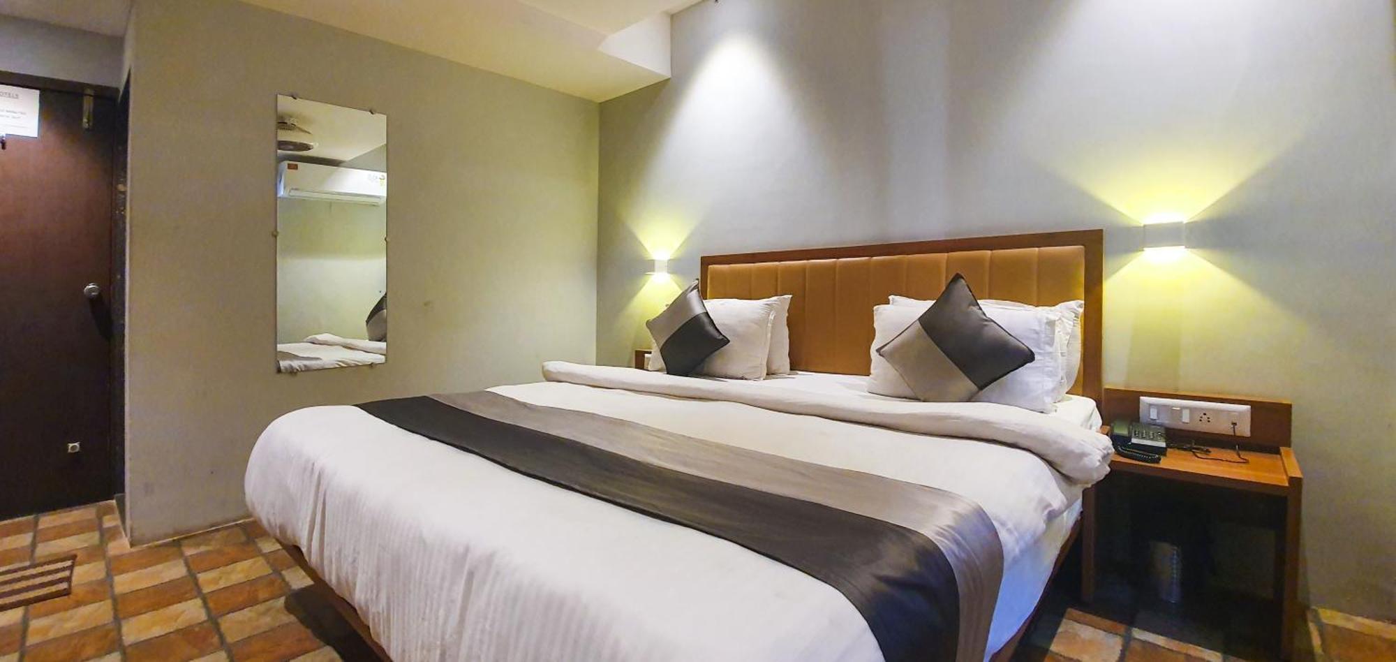 Hotel Nova Star Rajkot Esterno foto