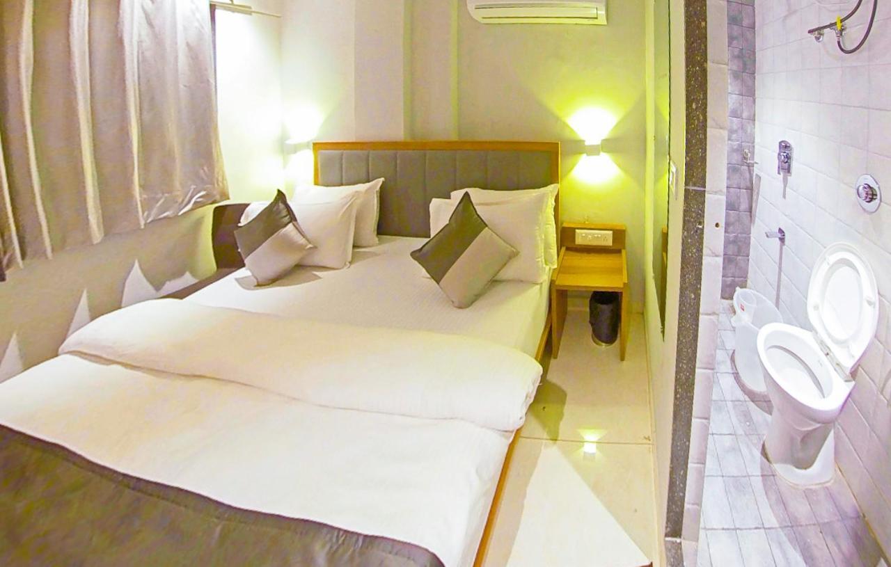 Hotel Nova Star Rajkot Esterno foto