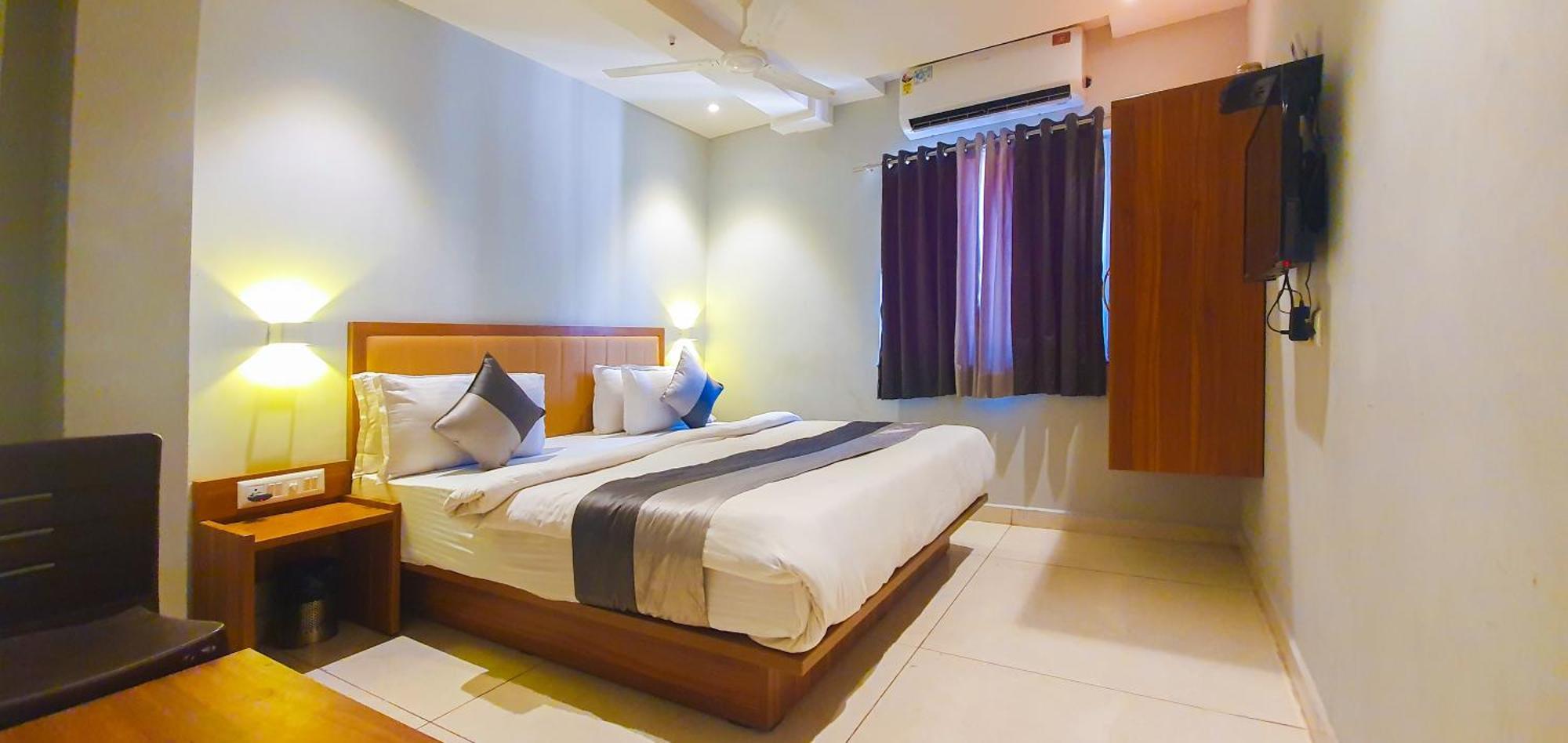 Hotel Nova Star Rajkot Esterno foto