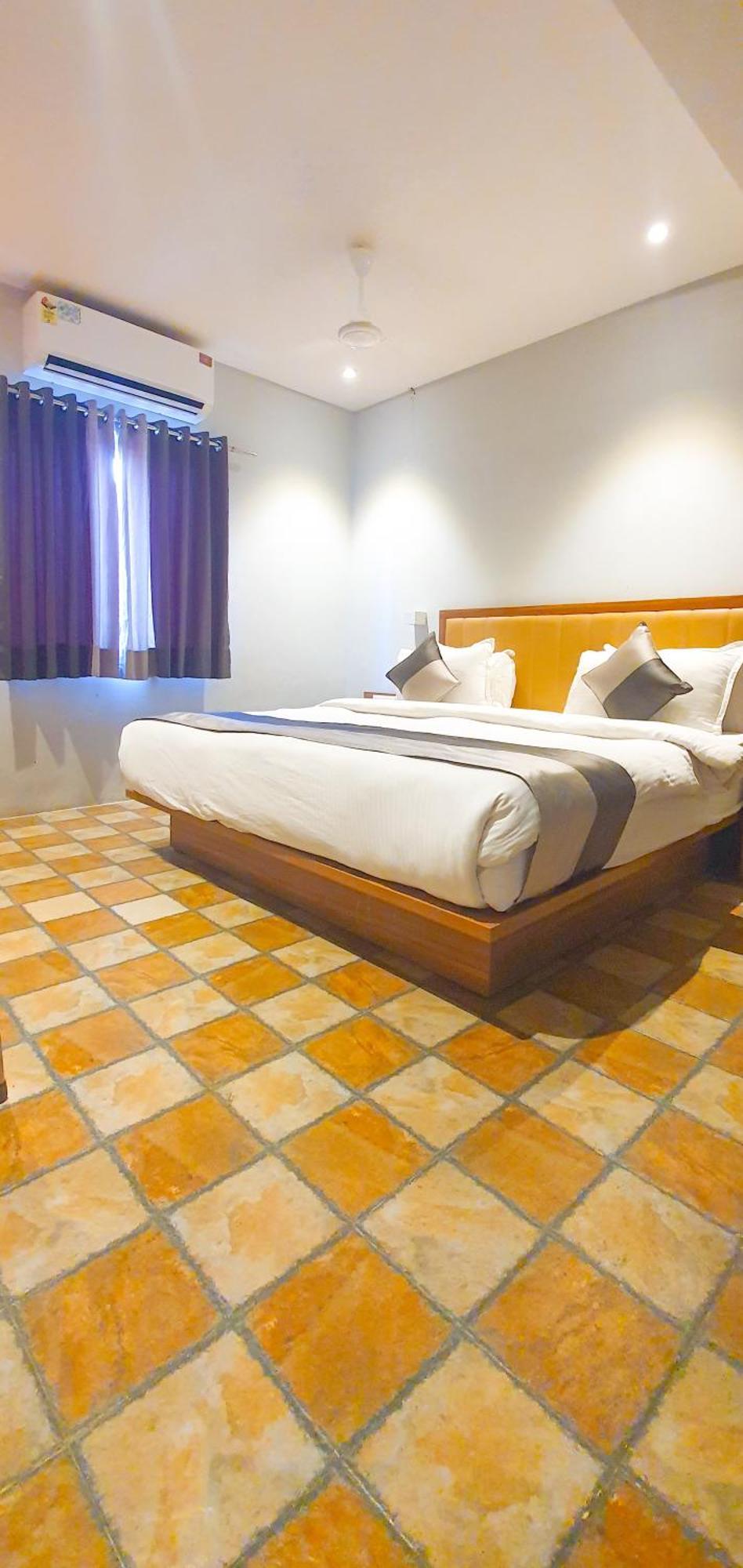 Hotel Nova Star Rajkot Esterno foto