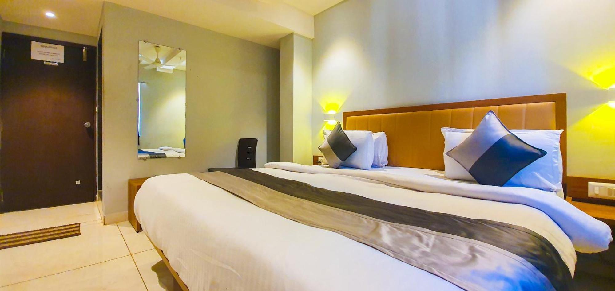Hotel Nova Star Rajkot Esterno foto