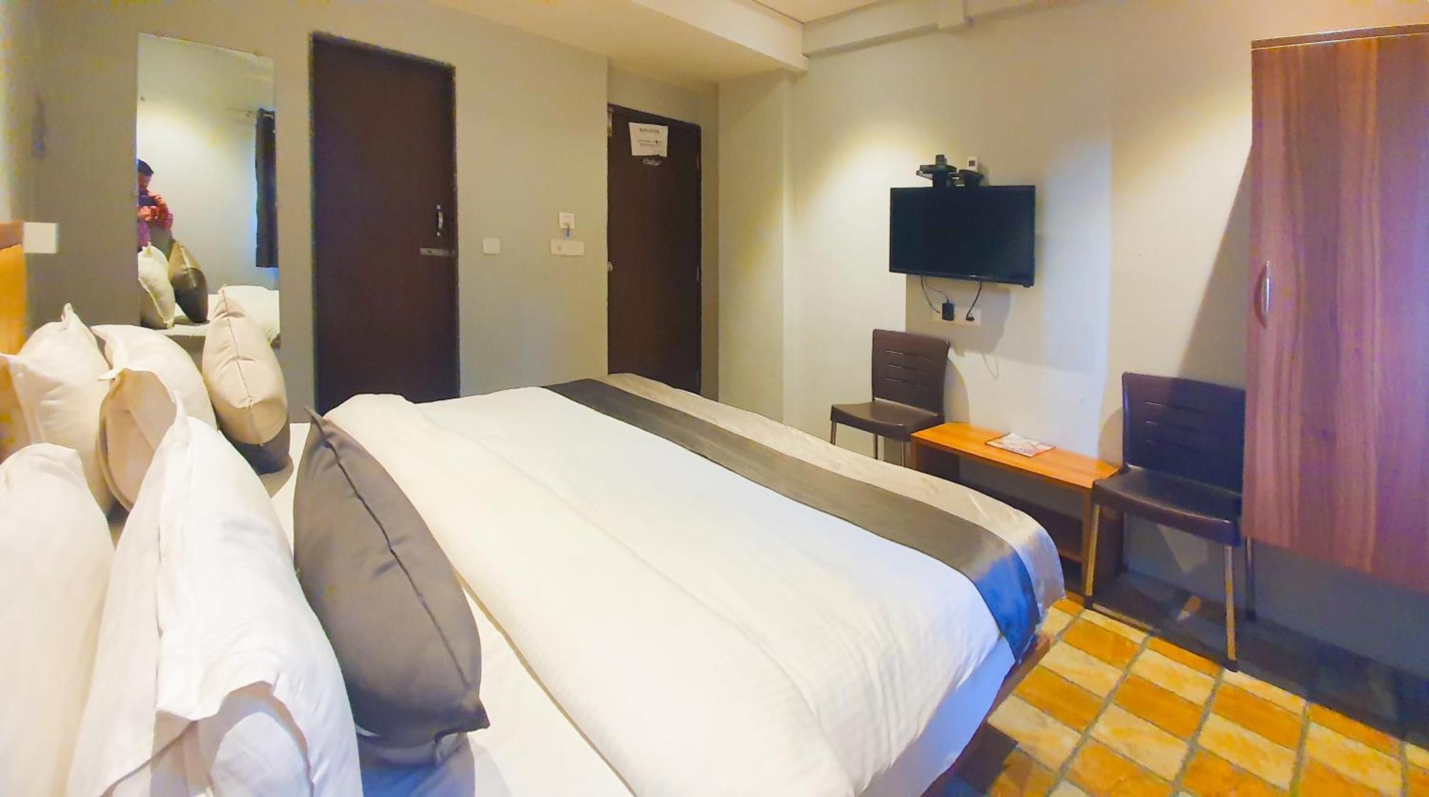Hotel Nova Star Rajkot Esterno foto
