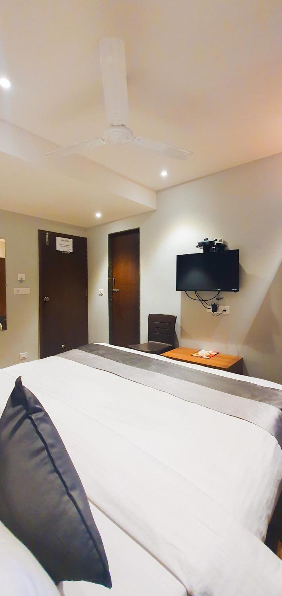 Hotel Nova Star Rajkot Esterno foto