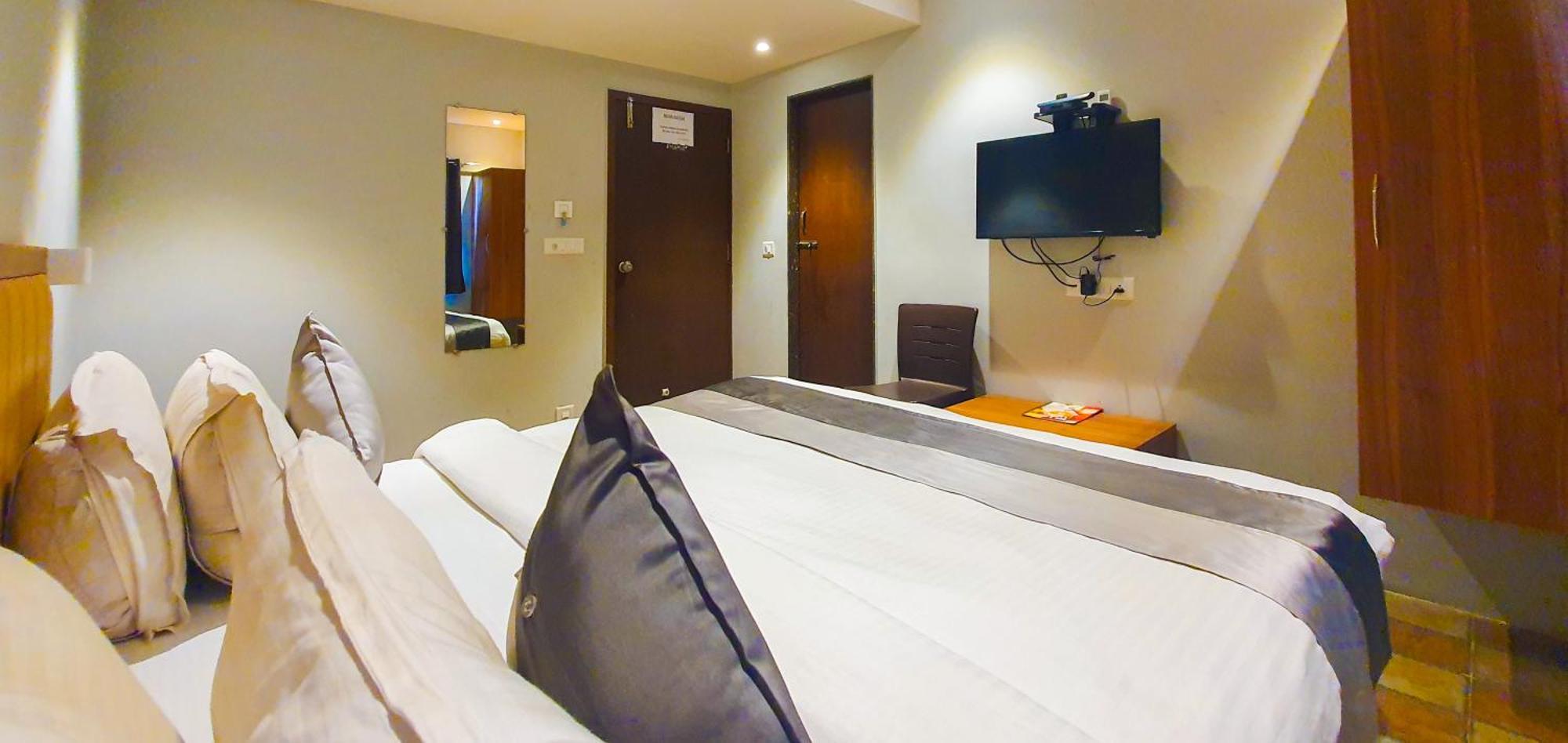 Hotel Nova Star Rajkot Esterno foto