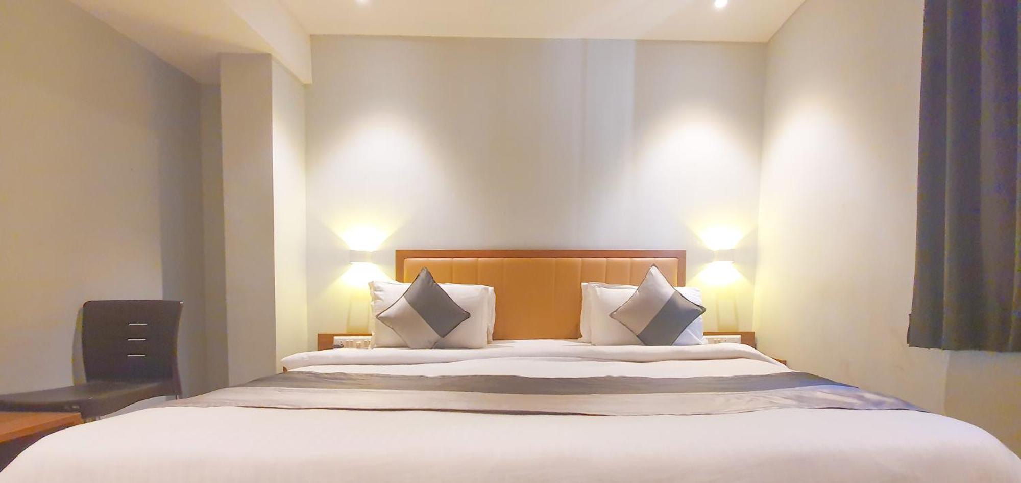 Hotel Nova Star Rajkot Esterno foto