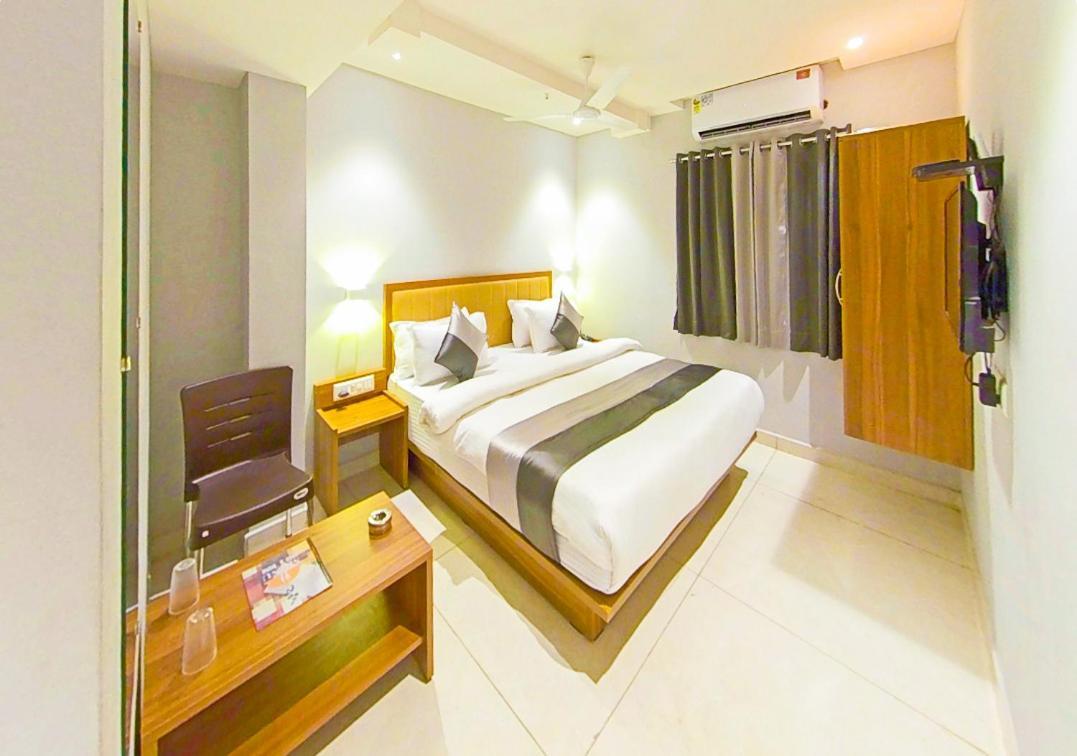 Hotel Nova Star Rajkot Esterno foto