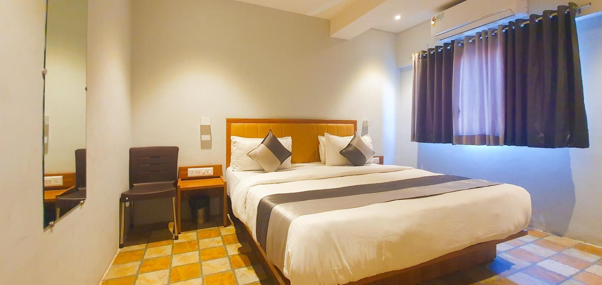 Hotel Nova Star Rajkot Esterno foto
