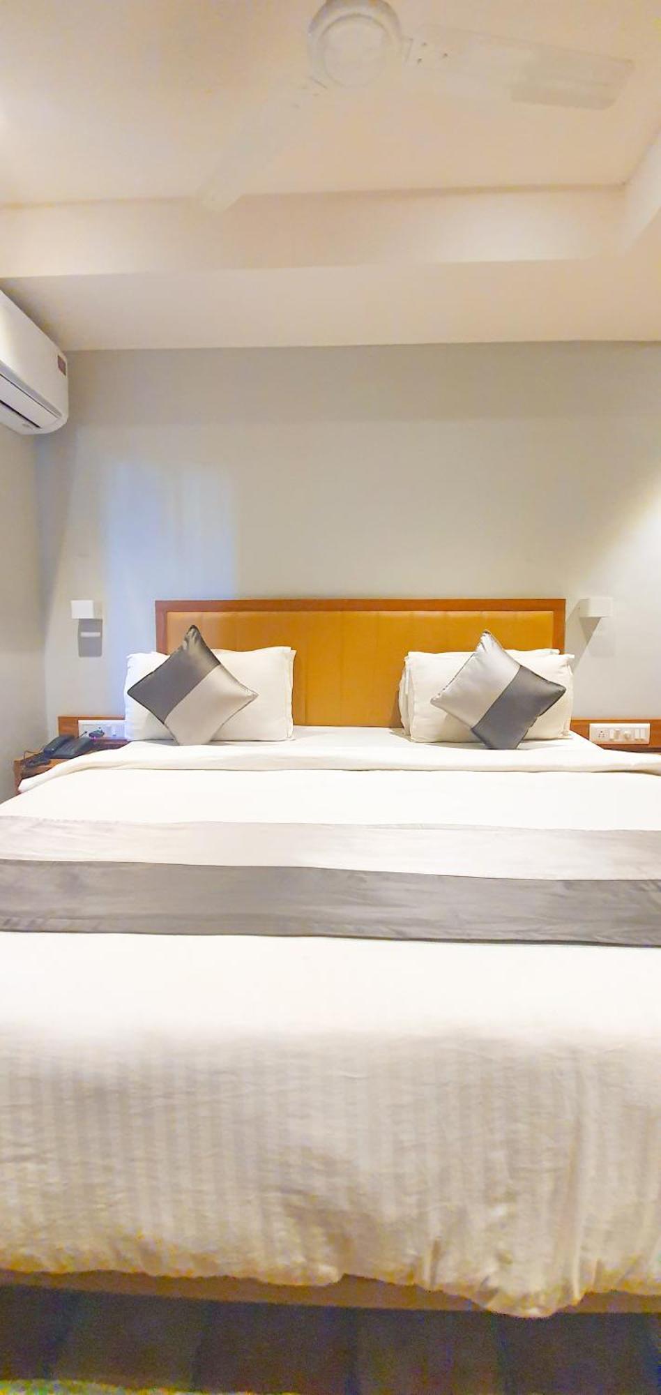Hotel Nova Star Rajkot Esterno foto