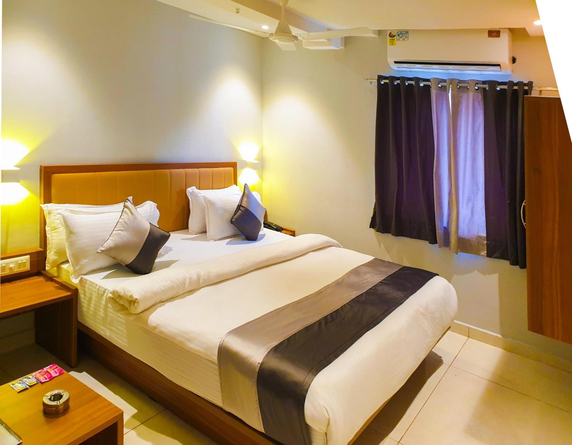 Hotel Nova Star Rajkot Esterno foto