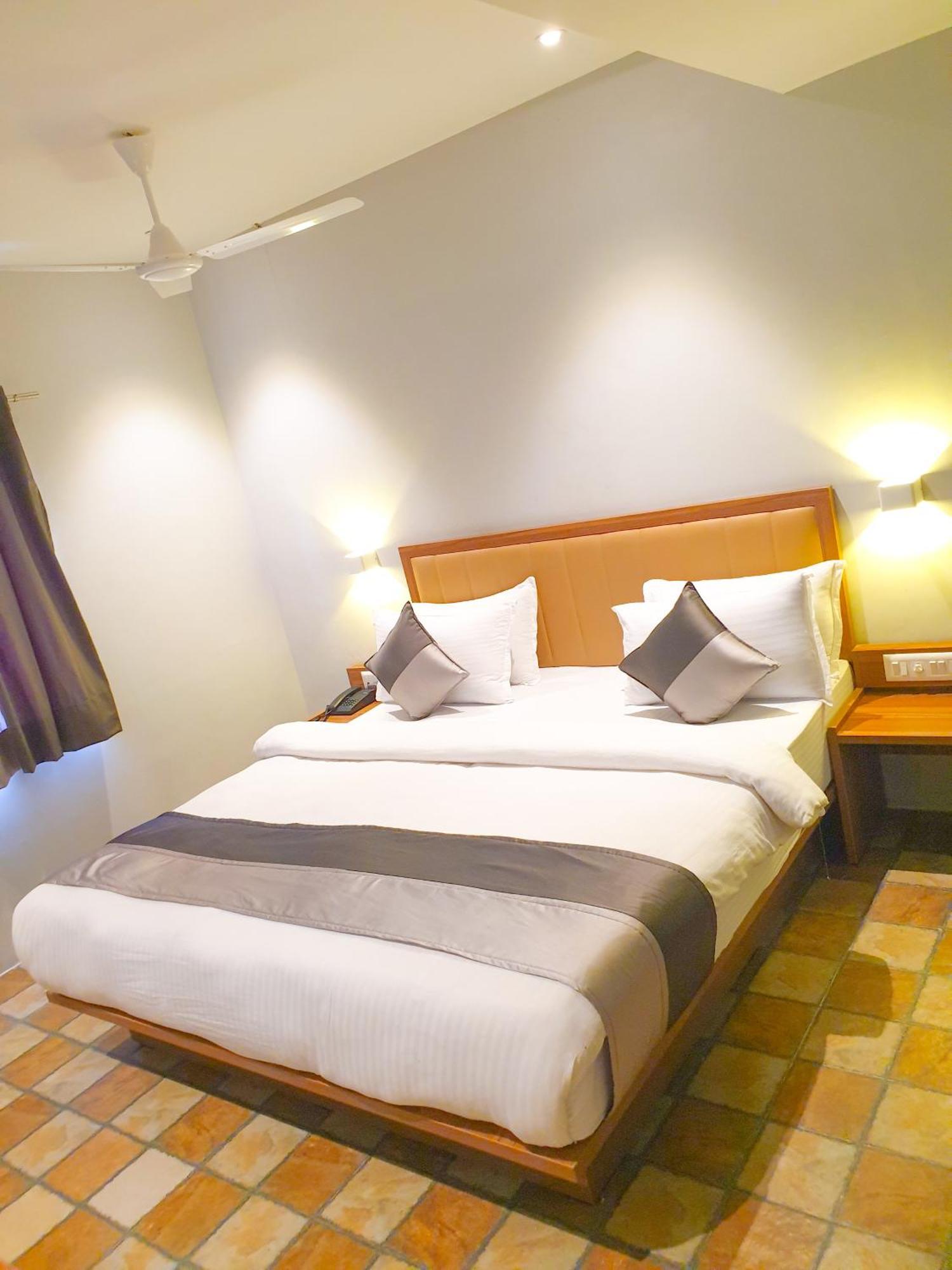 Hotel Nova Star Rajkot Esterno foto
