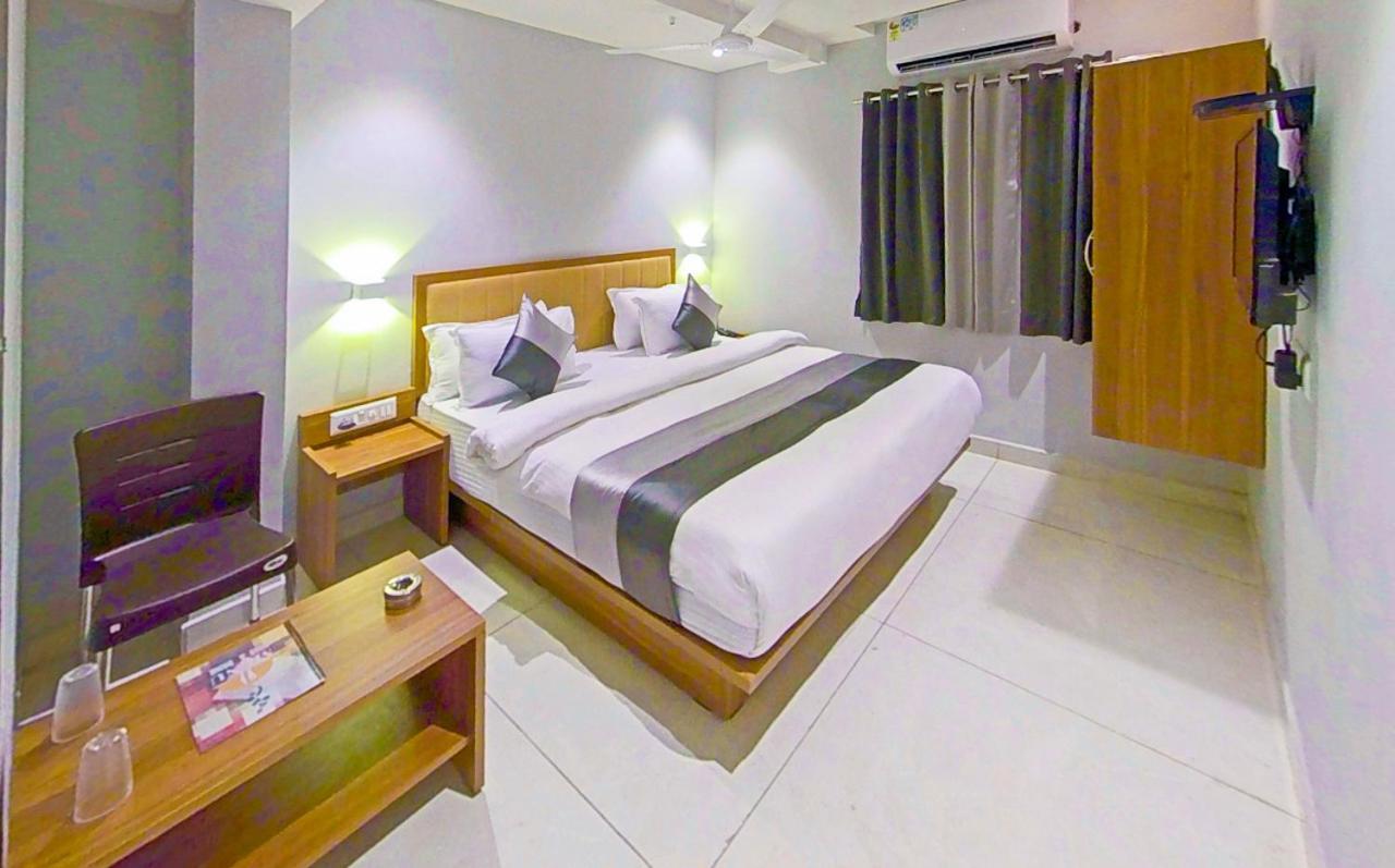 Hotel Nova Star Rajkot Esterno foto