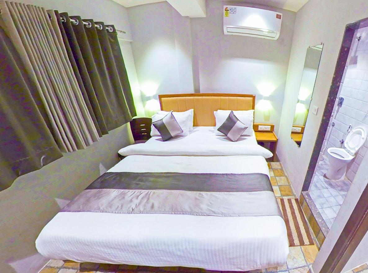 Hotel Nova Star Rajkot Esterno foto