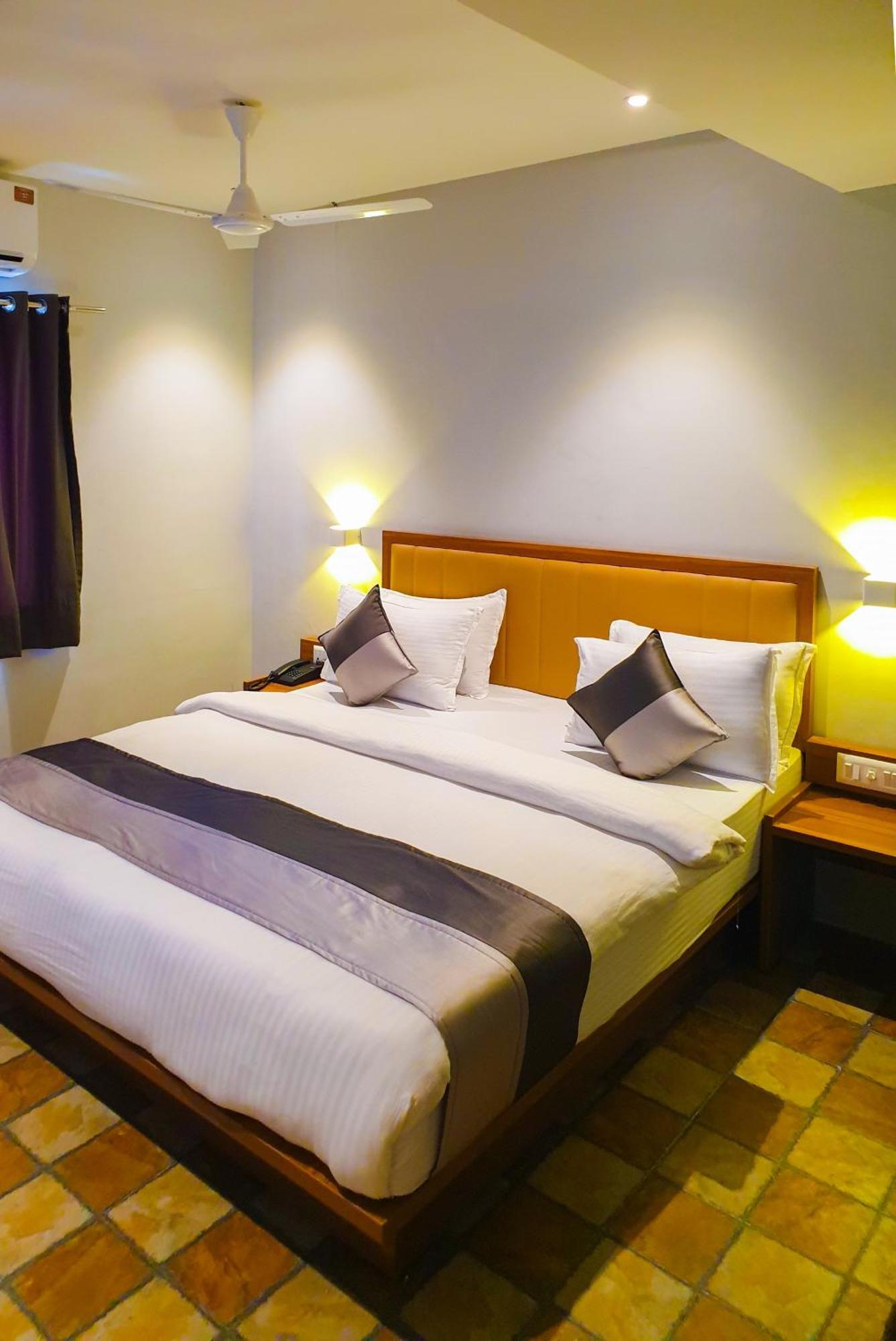 Hotel Nova Star Rajkot Esterno foto