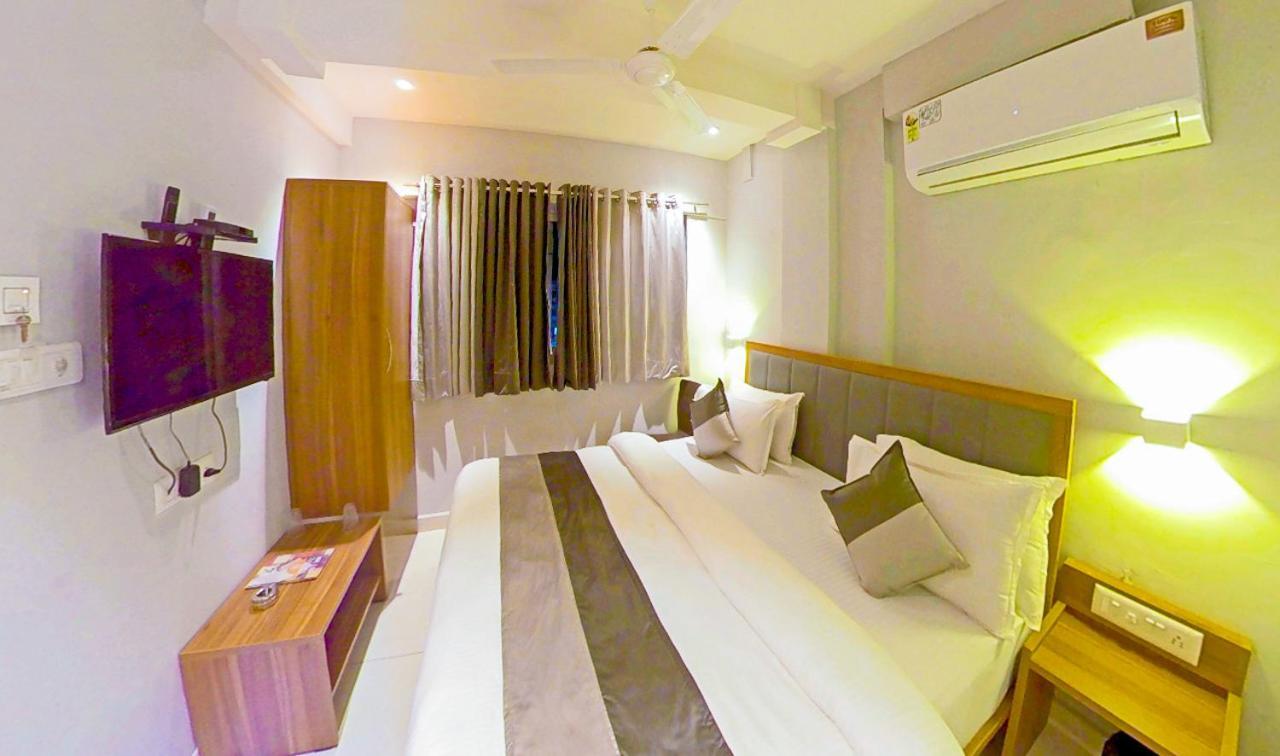 Hotel Nova Star Rajkot Esterno foto