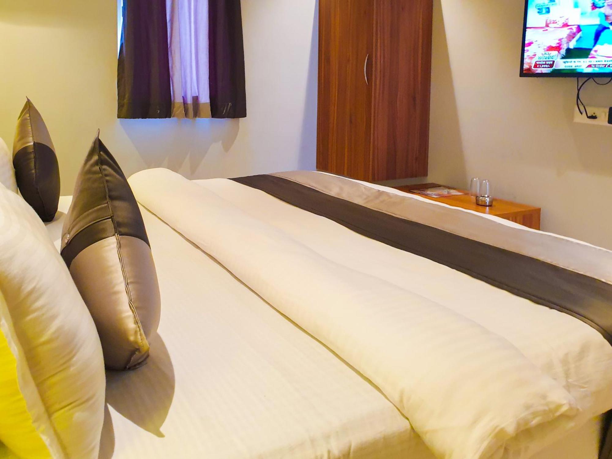 Hotel Nova Star Rajkot Esterno foto