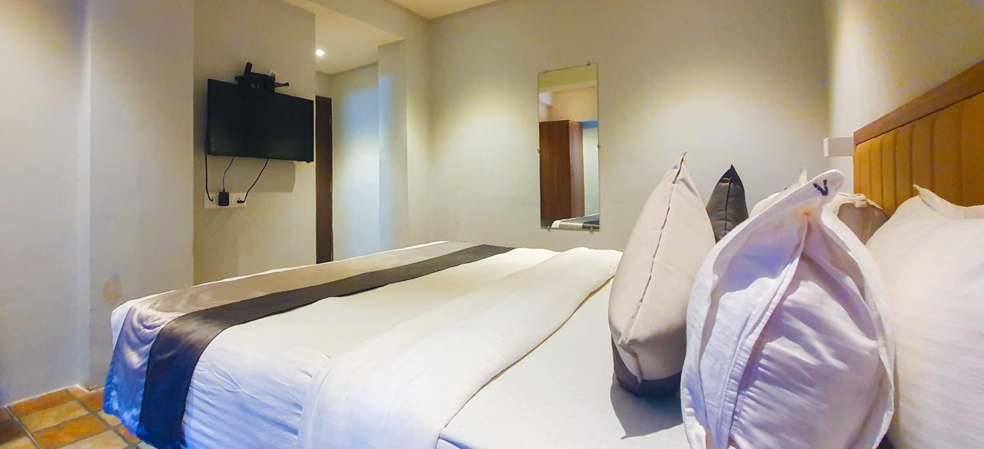 Hotel Nova Star Rajkot Esterno foto