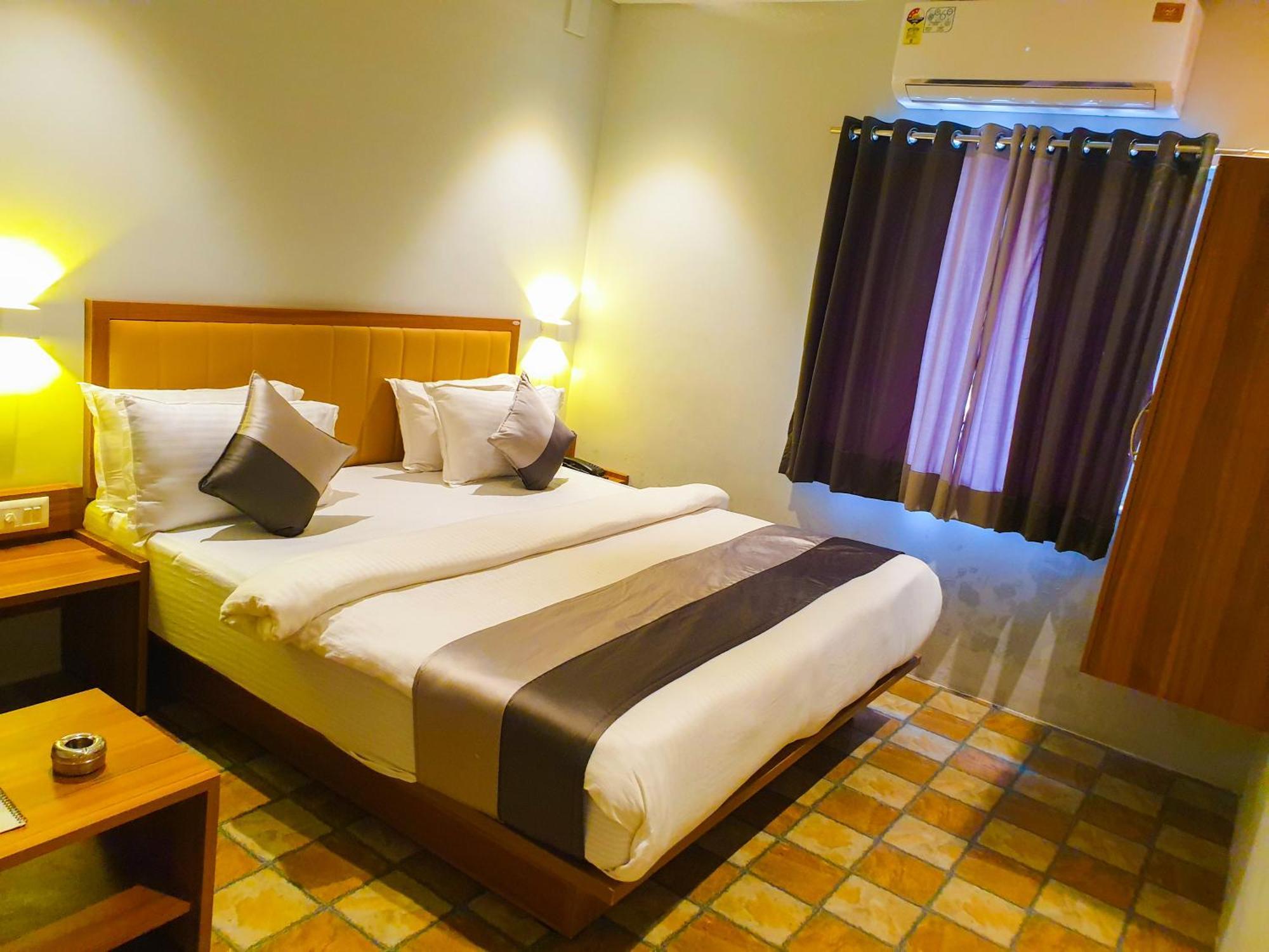 Hotel Nova Star Rajkot Esterno foto
