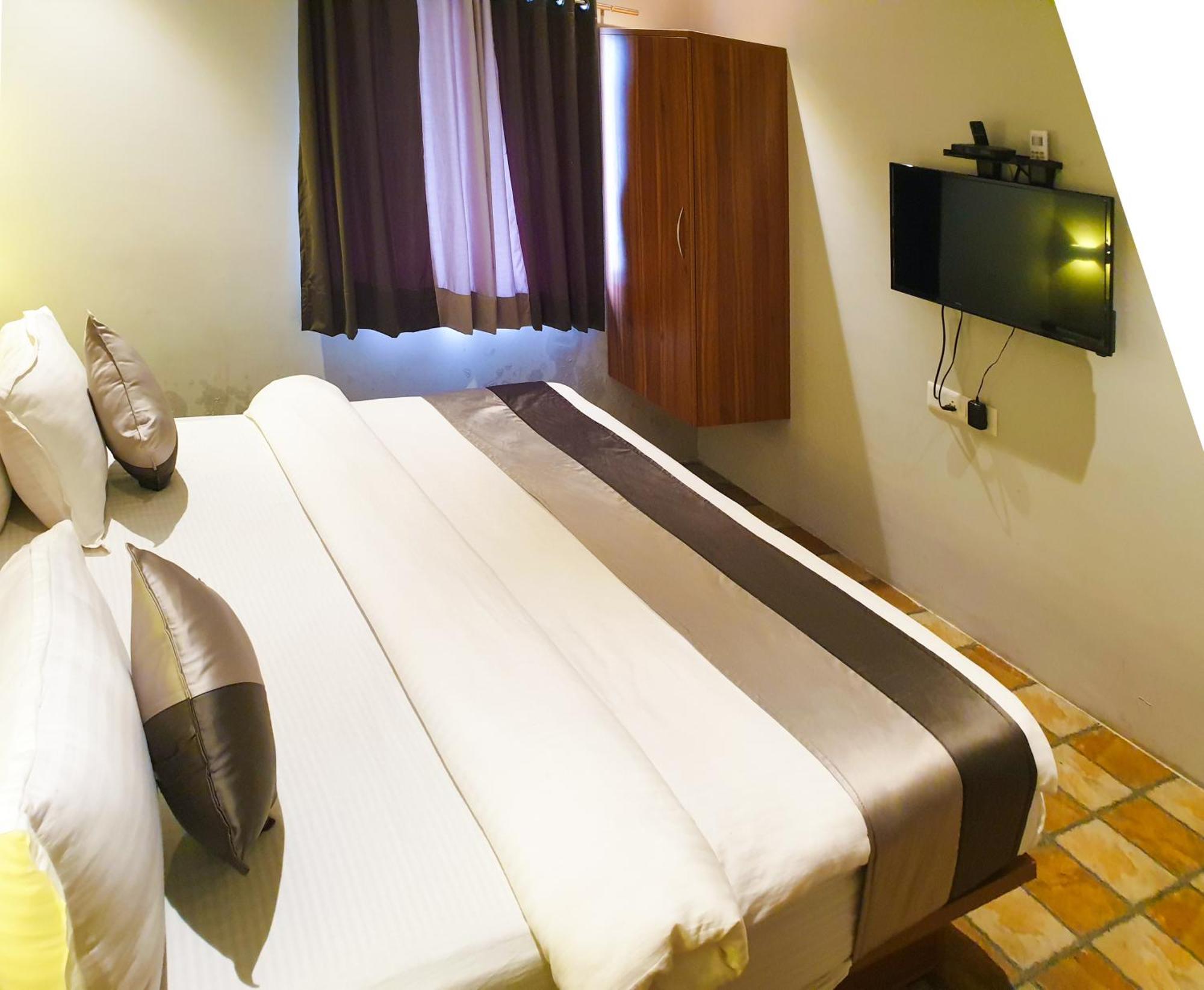 Hotel Nova Star Rajkot Esterno foto