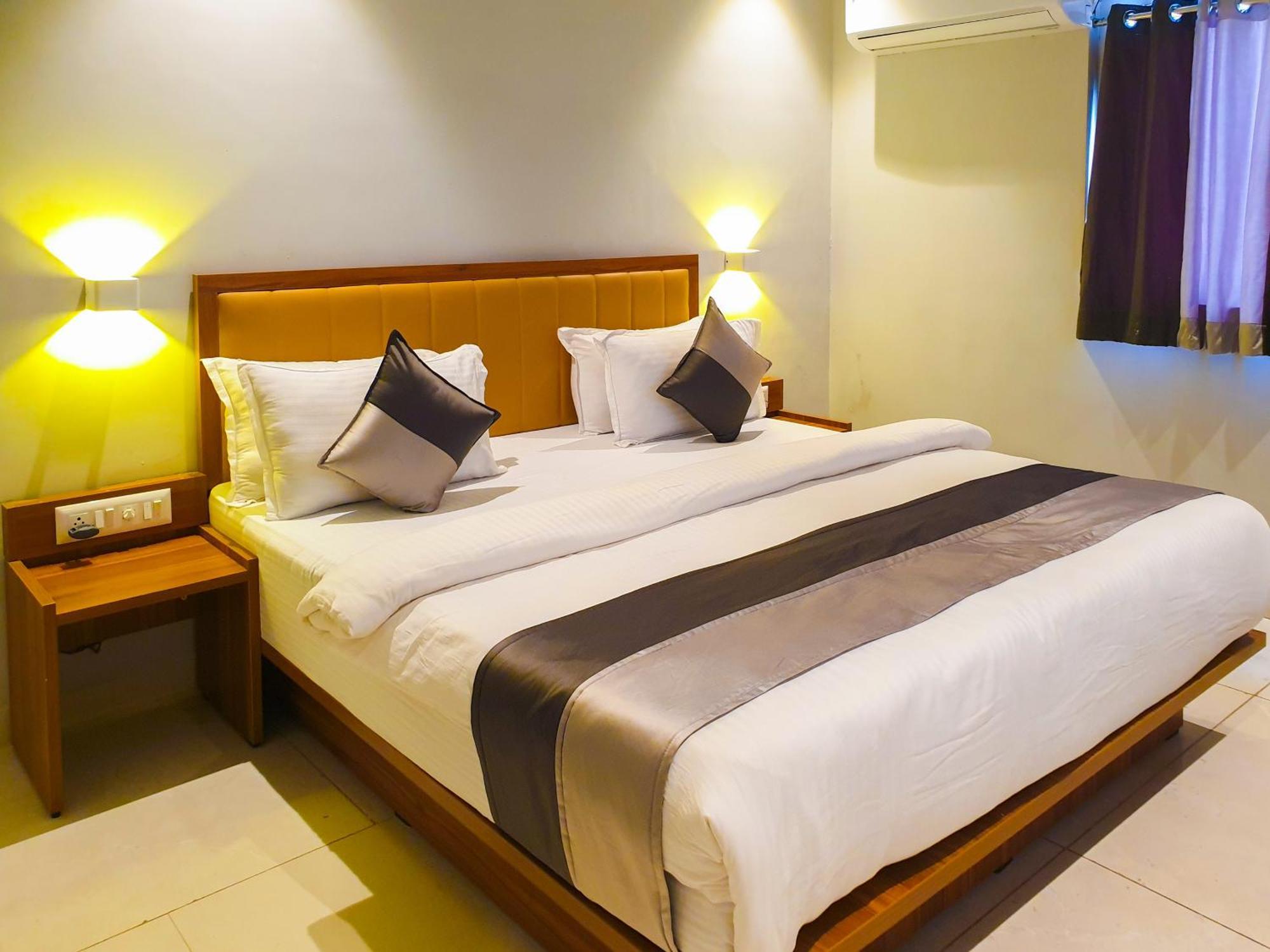 Hotel Nova Star Rajkot Esterno foto