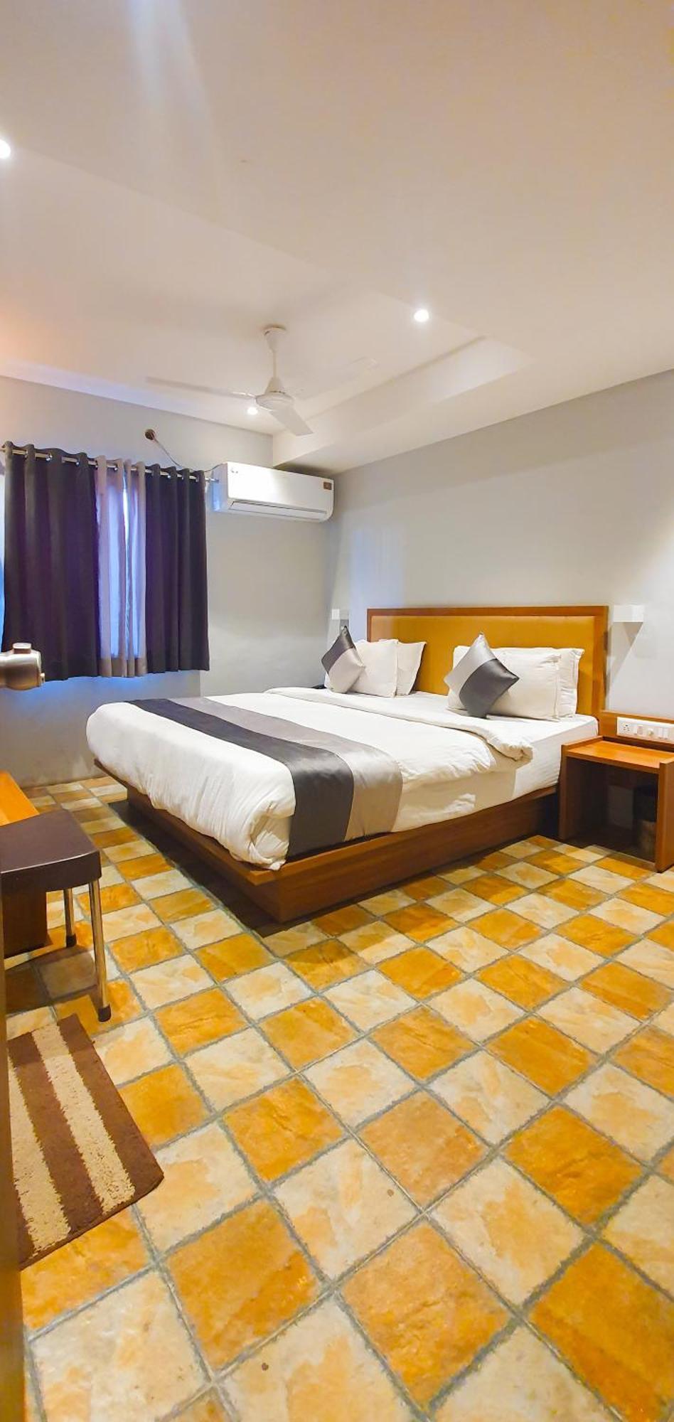 Hotel Nova Star Rajkot Esterno foto