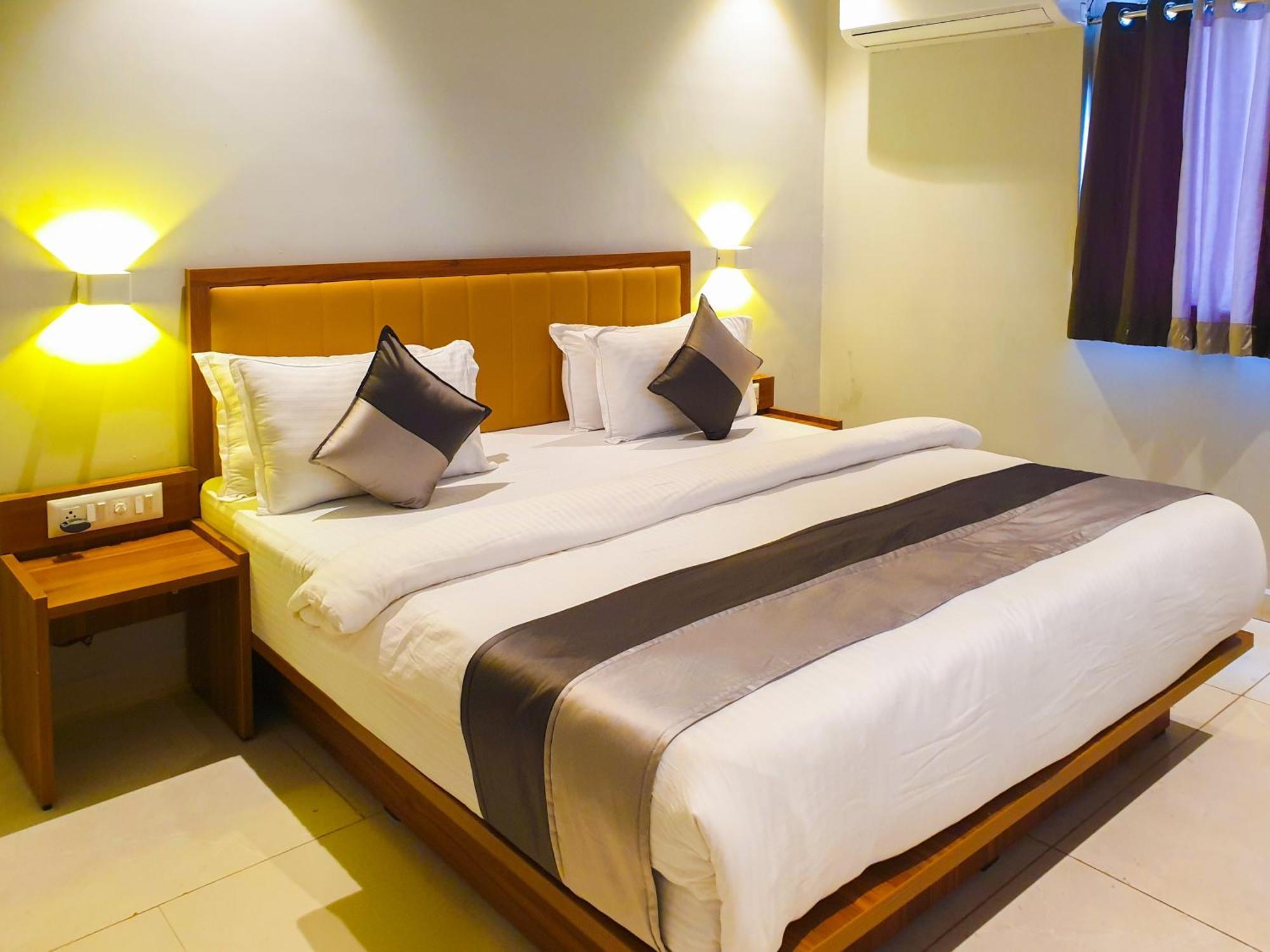 Hotel Nova Star Rajkot Esterno foto