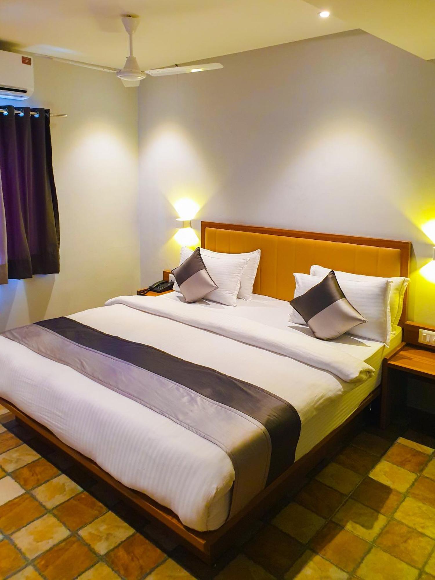 Hotel Nova Star Rajkot Esterno foto