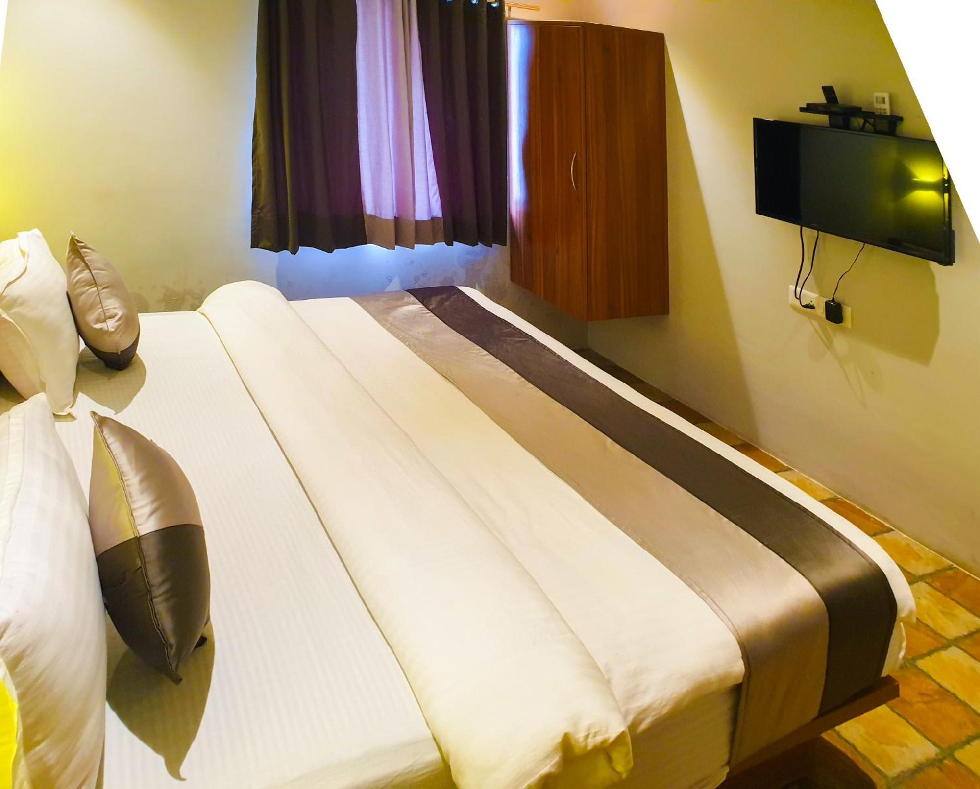 Hotel Nova Star Rajkot Esterno foto